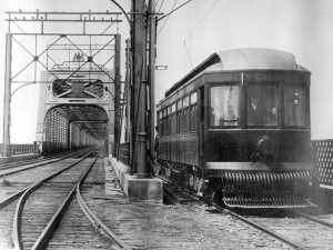 Le premier tramway du Montreal & Southern Counties arrive à Saint-Lambert via le pont Victoria. 1909. Wikimedia commons/Domaine public.